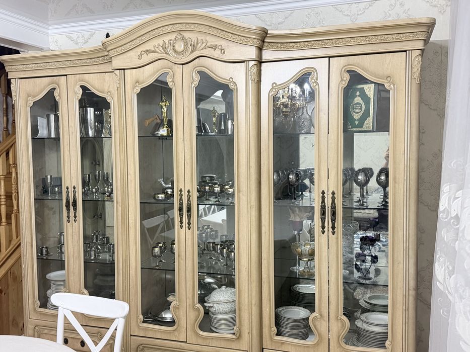 Продам!!! Сервант  гостиной мебель.