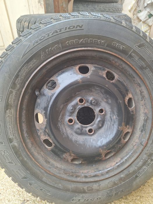 Зимни гуми 14 чисто нови и електрическа тротинетка