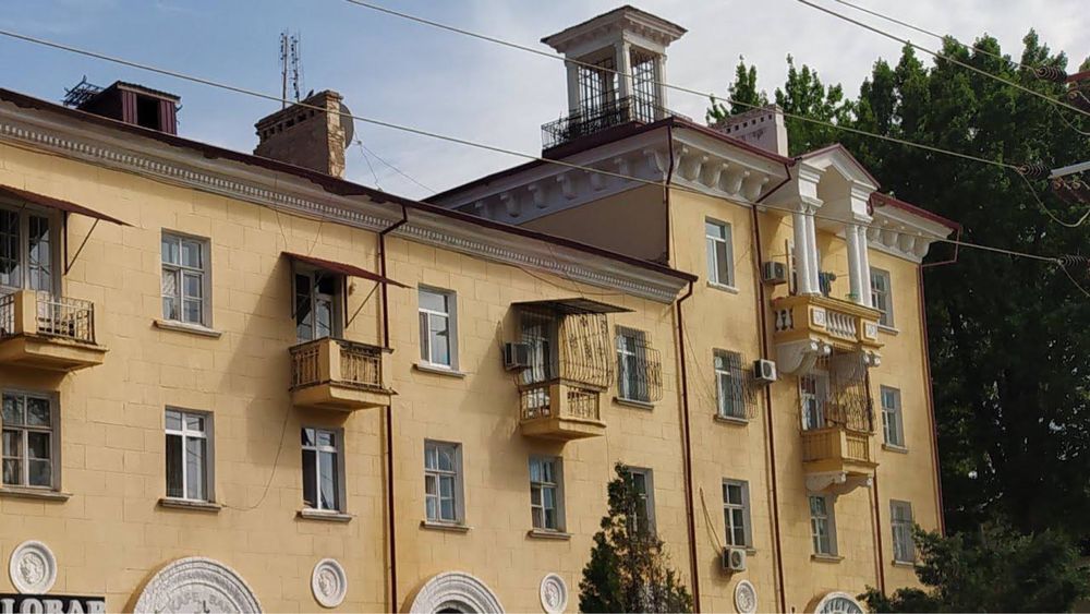 Прадаётся 2х Центре Наваи самом илитном доме вдоль дороги