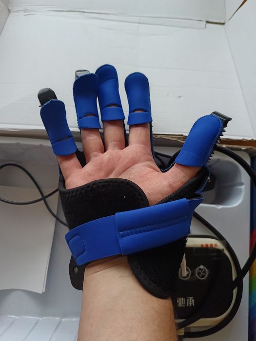 Реабилитационная перчатка