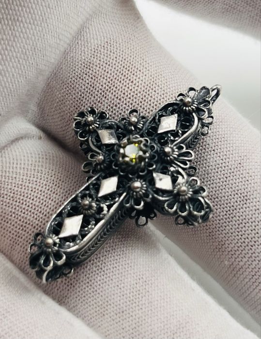 Филигранен сребърен кръст с полускъпоценен камък цитрин