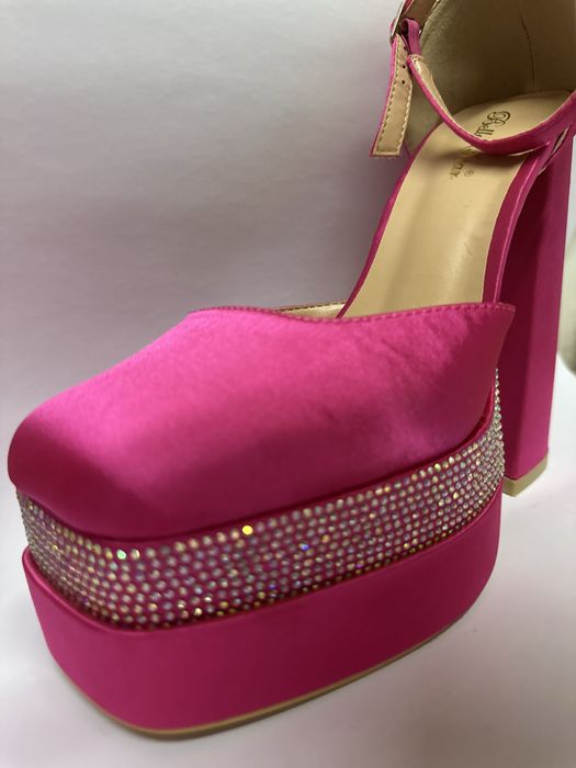 Красиви ярко розови високи обувки с камъни