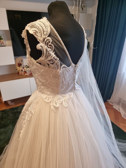 Vand rochie mireasa!