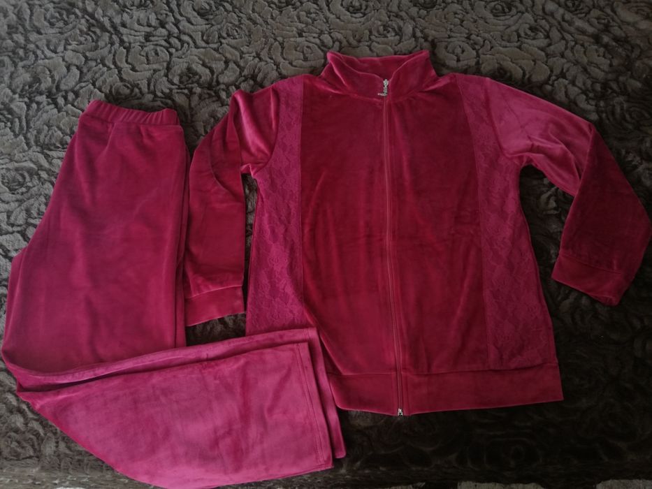 Анцуг Червен плюш