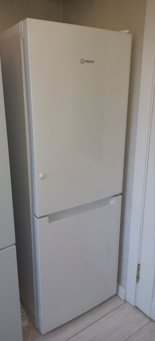 Холодильник  Индезит двухкамерный