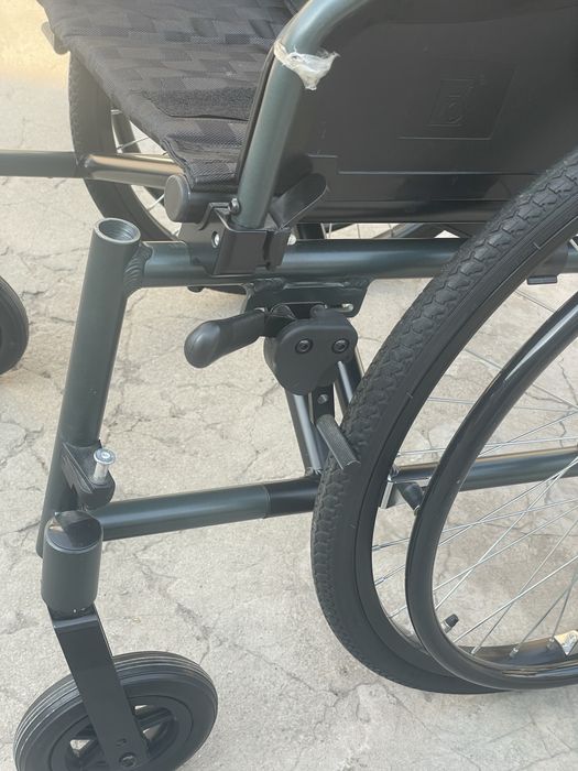 Продам новую инвалидную коляску