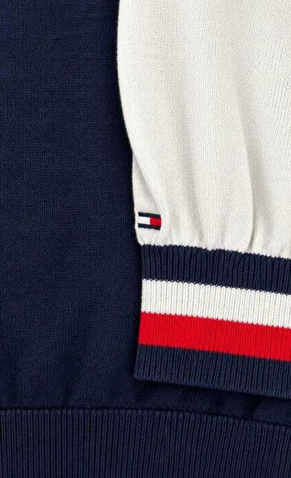 Pulover Tommy Hilfiger bărbați bleumarin cu mâneci contrastante alb-gri, logo TH mare pe piept, 100% bumbac, mărimea XXL