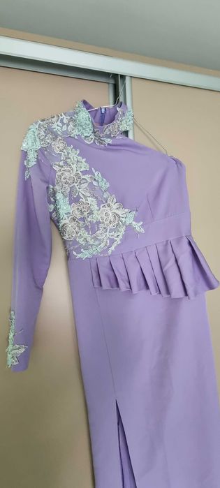 Rochie lângă cu aplicații