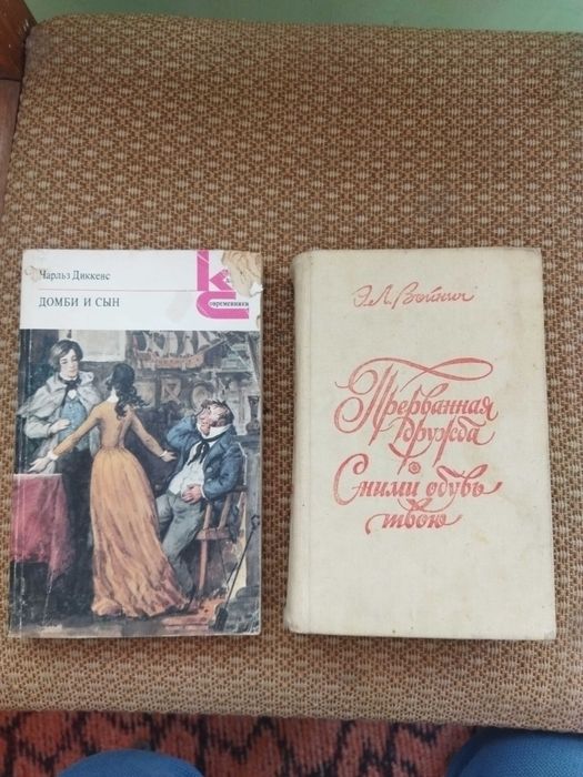 Продаются книги.