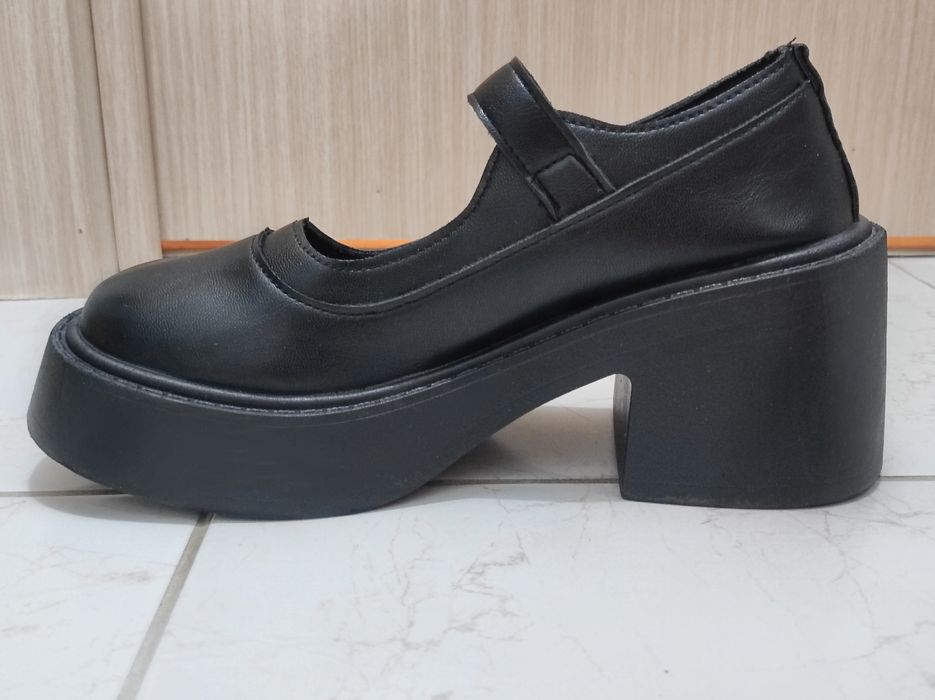 Классические черные туфли с массивным каблуком