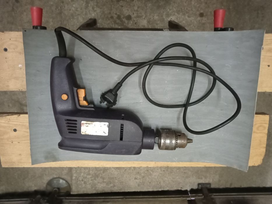 Продавам ударна бормашина Спарки и ударна Блек енд Декер за части