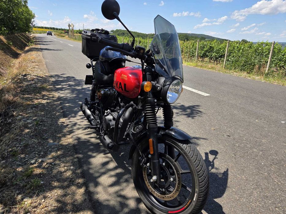 Vând Royal Enfield Hunter 350, model Rebel Red, în stare impecabilă.
