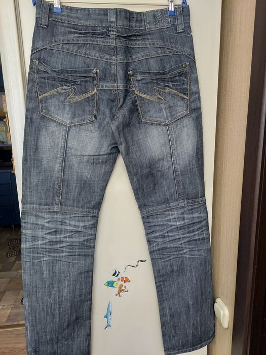 Новые мужские джинсы.