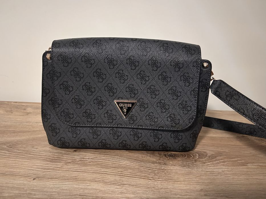 Дамска чанта Guess