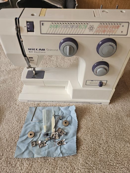 Електрическа портативна шевна машина.