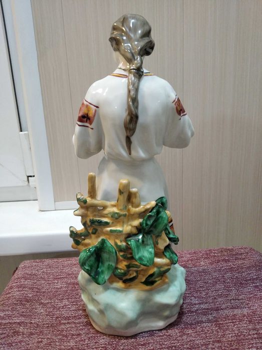 Статуэтка. Девушка с ромашкой.