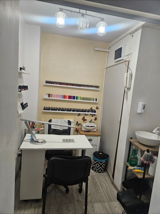 Inchiriez camera cosmetica/ masaj, posturi coafura si manichiura