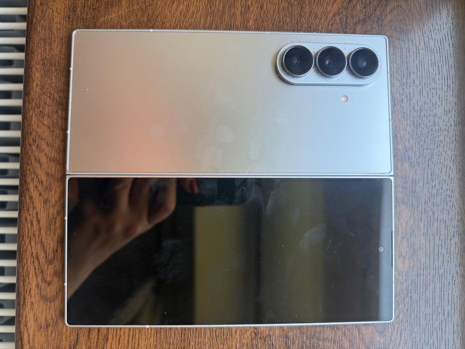 Vând Samsung z fold 7 pliabil!