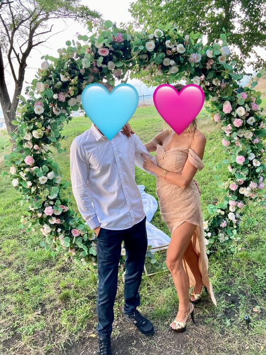 Златиста блестяща дълга рокля с цепка Versace и рокля с пера BEBE