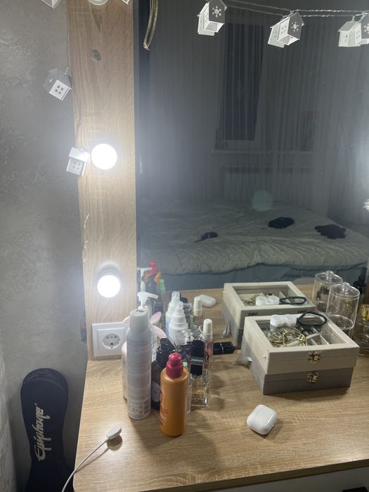 продаю туалетный столик