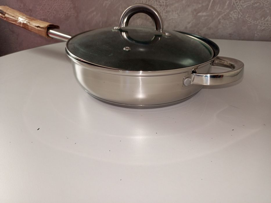 Сковородка новая 25 см.