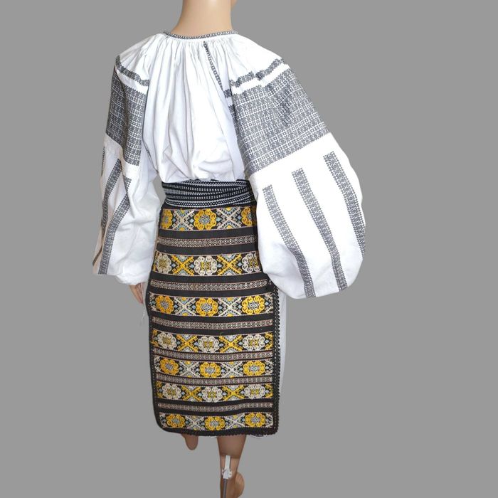 Costum popular vechi , autentic , lucrat manual masura L-XL