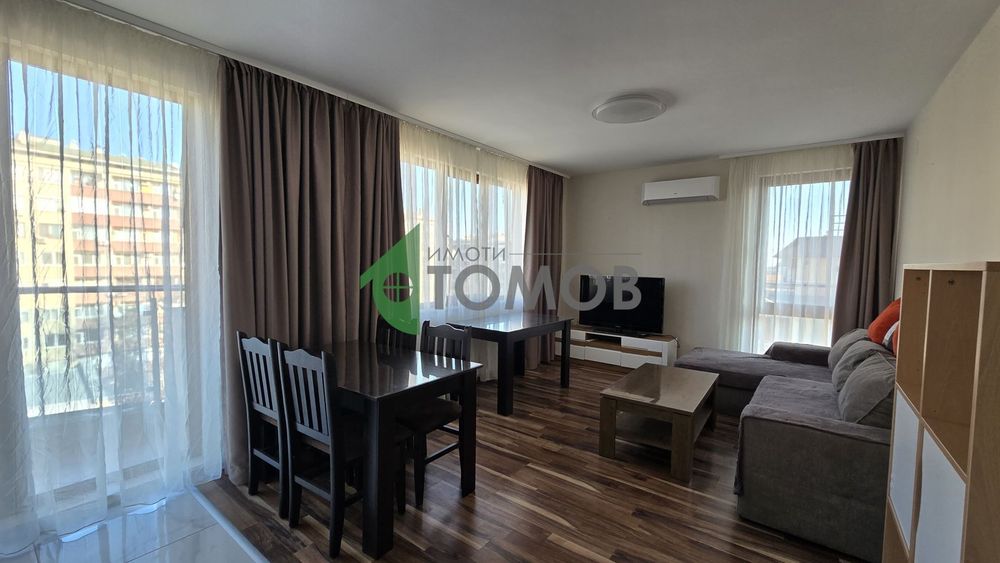 Прекрасен тристаен апартамент под наем в района на Центъра