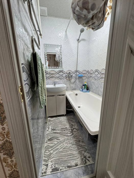 2-мактаб ёнида кв сотилади 2/1/5