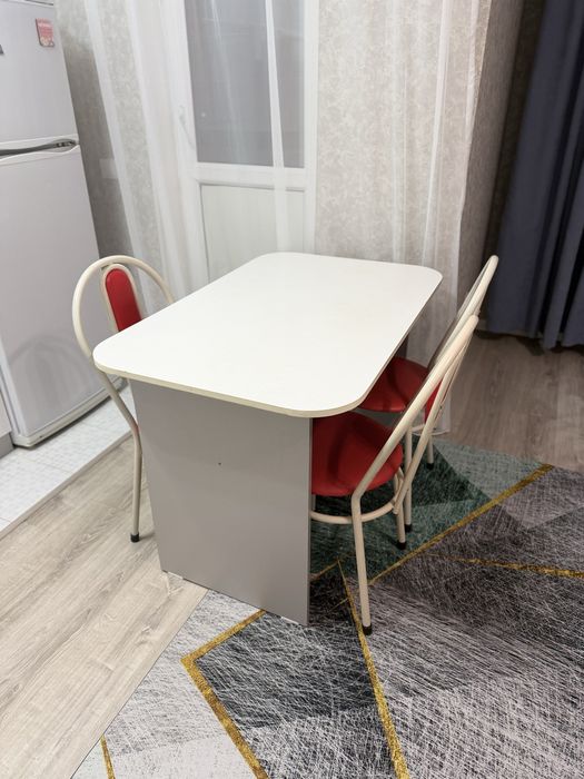 Кухонный стол со стульями