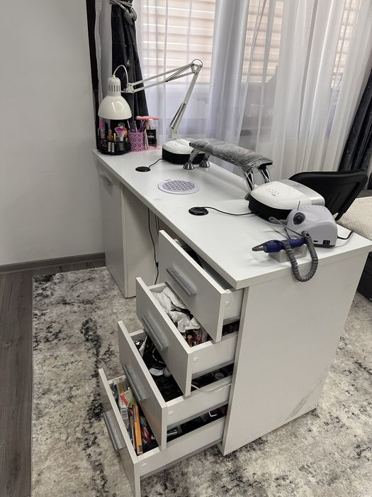 Masa de manichiura cu aspirator