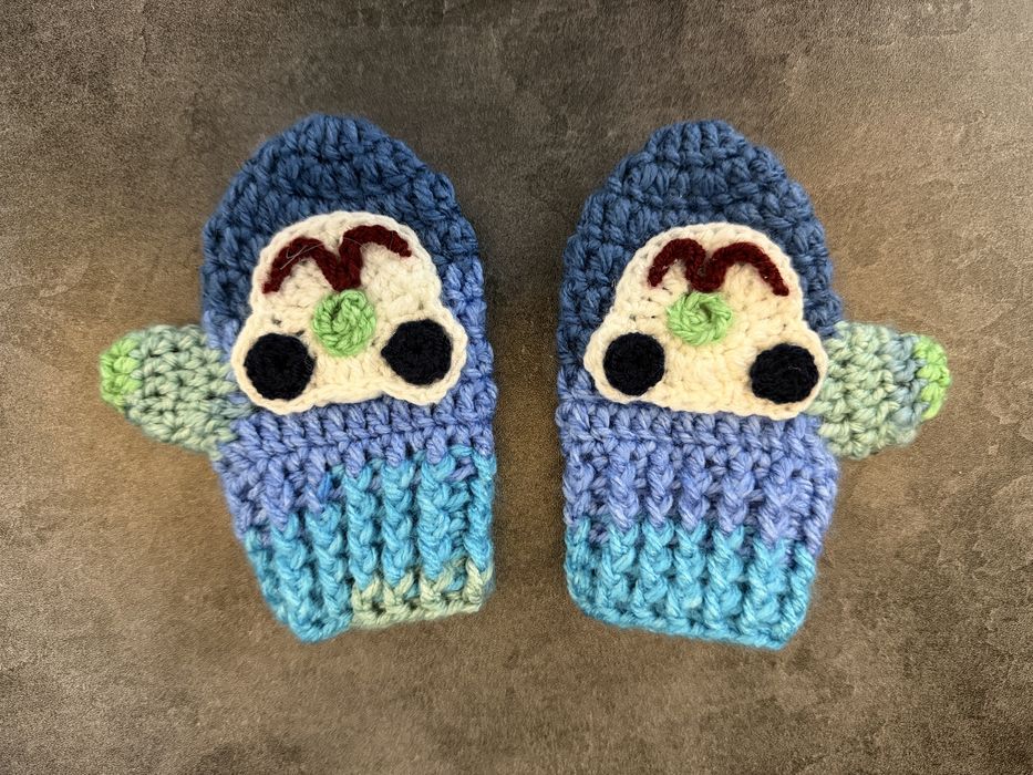 Шапки, варежки, жилетки вязаные, ручная работа,