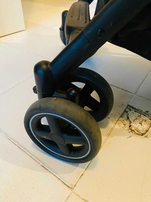 MAXI COSI Количка Lara 2 Essential Black