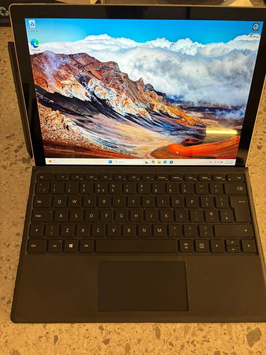 Microsoft Surface Pro + Type Cover + Surface Pen + Зарядно