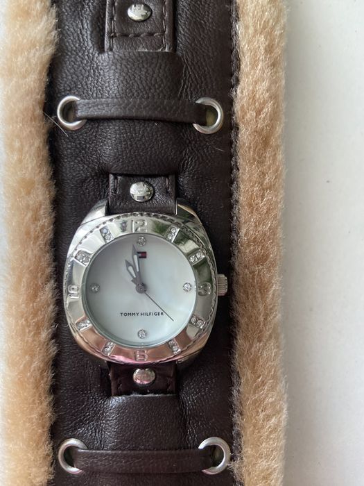 Кафяв часовник-гривна Tommy Hilfiger със седефен циферблат