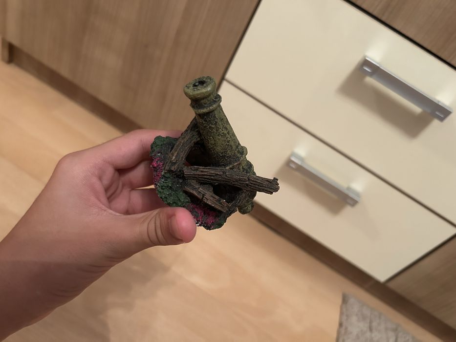 Vand bol pentru pesti impreuna cu 2 plante decorative si  o ascunzatoare tun