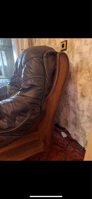 Луксозни кожени фотьойли от масивно дърво – 2 бр.,