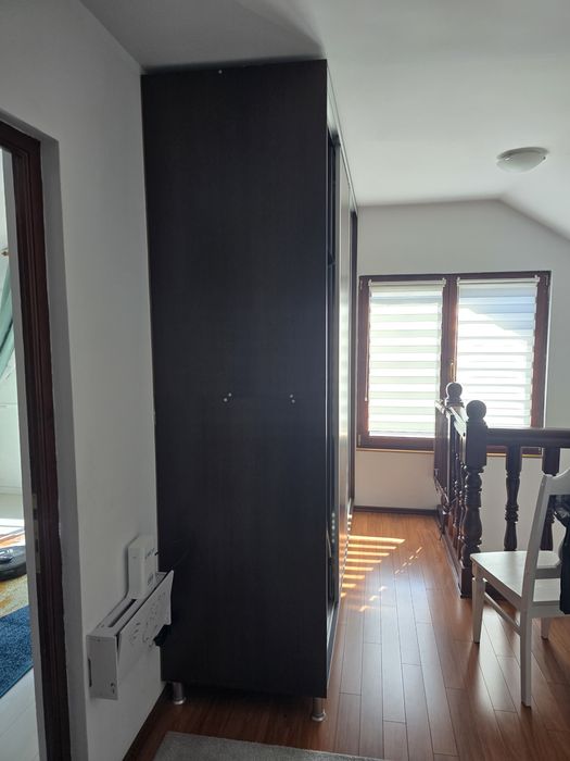 Vând  Dressing mare cu uși culisante, compartimentat, stare foarte bună