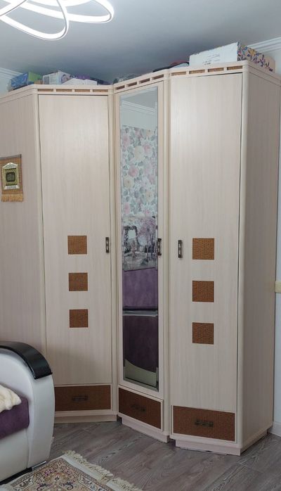 Продам угловой шкаф