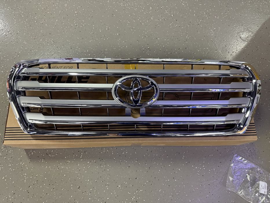 Решетка радиатора Toyota Land Cruiser 200