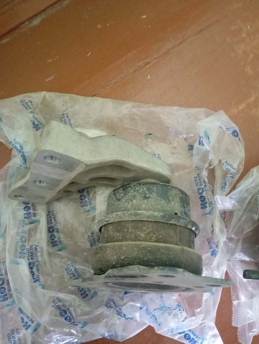 Продам подушки двигателя на Шкода рапид
