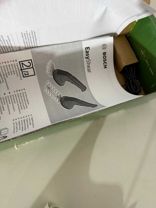 Bosch EasyShear – Foarfecă de grădină cu acumulator integrat 3,6 V, pentru iarbă și arbuști