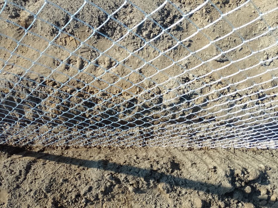 Изграждане на ограда (оградна мрежа ,тел )и септични ями!