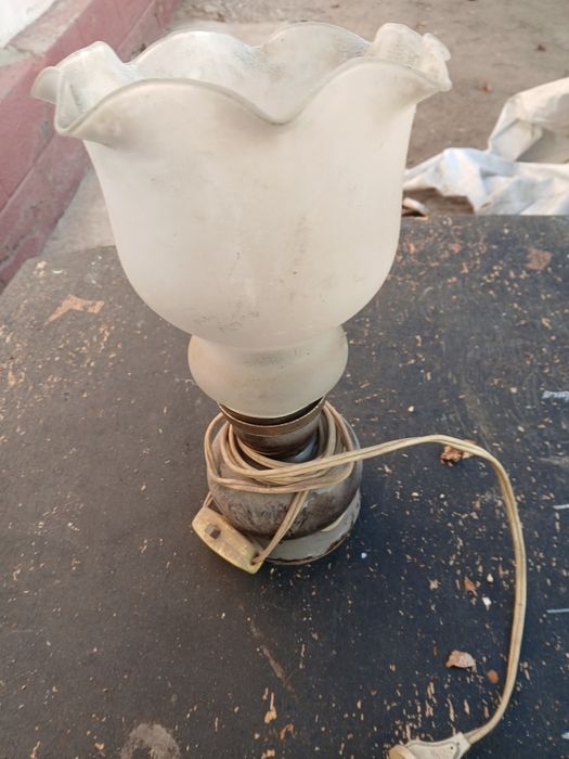 Продам люстры и светильник