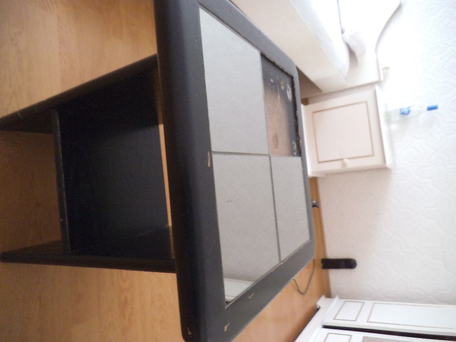 Малка черна масичка