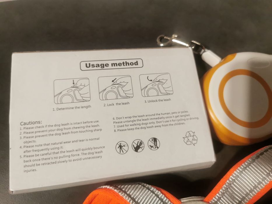 Lesă retractabilă și ham, pentru câini.