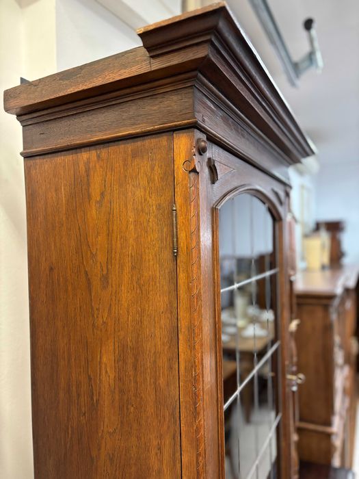 Стенна витрина-шкаф от дъб