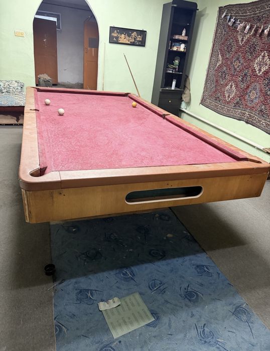 Бильярдный стол.