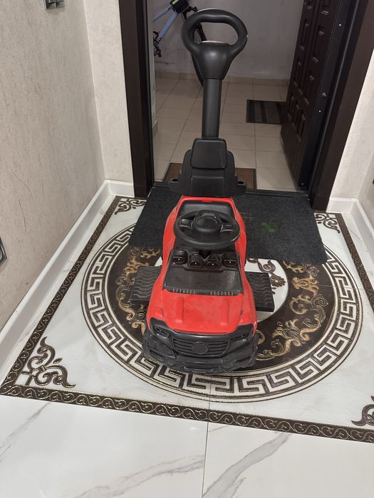 Детская машинка-каталка с родительской ручкой – в хорошем состоянии