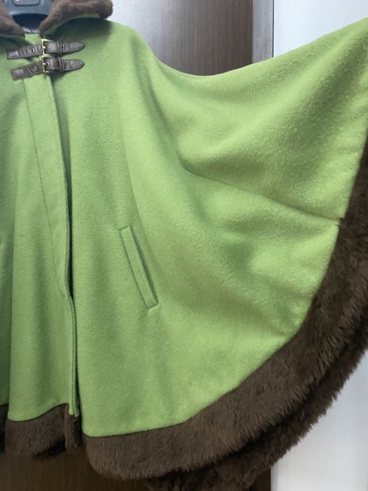 Pelerina de iarna din stofa de lana