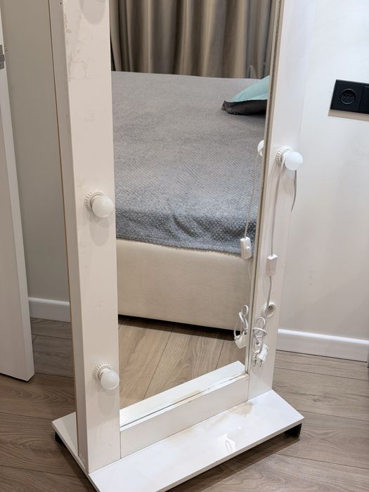 Продам зеркало и торшер 10к